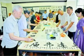 厦门知名老年书画家挥毫宣传厉行节约「组图」图片