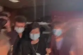 李登辉火化当日台湾艺人向其肖像泼漆，被捕后大喊：“台独”之父，死有余辜图片