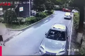 男子喜提新车烧香庆祝，凌晨烧了邻居两辆车图片