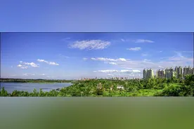 蓝天扮靓松雅湖（全景图）图片