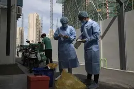上海生鲜食品安全吗？38℃高温，这群“侦察兵”还穿着防护服采样，路人看了都心疼图片