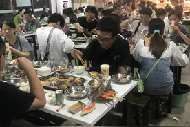 2020光盘行动丨校外自助餐：垃圾桶中有烤肉 毕业季最浪费图片