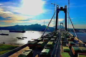 世界首座高速铁路悬索桥通过静载试验图片