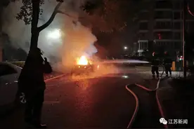 男子喜提新车烧香图吉利，不料烧了邻居两台车！网友：这下也为邻居提新车了图片