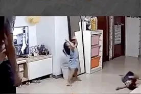 超惊险！穿衣镜突然倒下，爸爸飞身护娃秒变“超人”图片