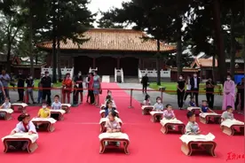 围观！萌娃“开蒙”图片