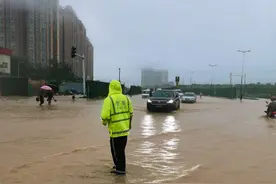 成都龙泉暴雨道路积水 汽车几乎被完全淹没图片
