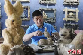 吉林非遗传承人将中西文化融进草编作品 远销海外受追捧图片