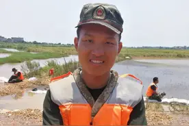 “00后”了不起！他双臂晒出百余水泡仍坚守堤坝图片
