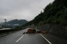 京昆高速绵广段因落石道路中断！目前已关闭部分收费站图片