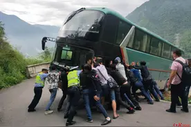 大客车跟着导航驶进村道陷入泥地，55人被困，多亏大吊车来增援图片