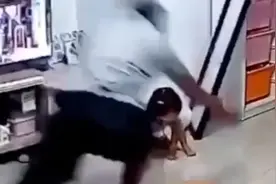 一秒变超人，爸爸飞身护娃冲上热搜图片