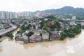 嘉陵江2号洪水 来袭 磁器口古镇商铺正提前转移图片