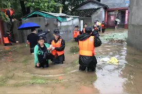 一对母婴和一两岁男孩被困 救援人员徒步加冲锋舟两小时紧急救援图片