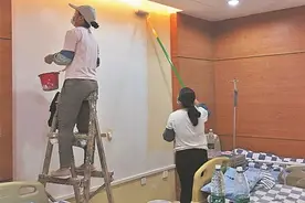 医院病房内刷墙 油漆味熏走患者图片
