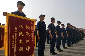 洛阳111名援皖抗洪抢险勇士归来，妻子怀抱4个月宝宝迎接图片