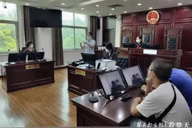 原告被告证人均是聋哑人，法院开庭请来手语翻译图片