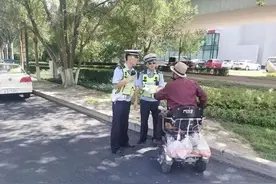 太危险！八旬老人迷路骑行20余公里，幸好遇到他们图片
