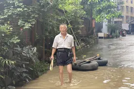 30秒丨大爷自制“轮胎船”洪水中出行，被消防员“硬核”劝退图片