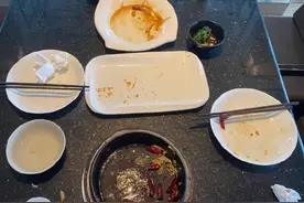 西安一餐馆否认“客人剩菜扣罚服务员”：只是提醒图片