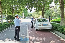 不是所有路段都能“临时停车”济南交警集中整治机动车违停行为图片