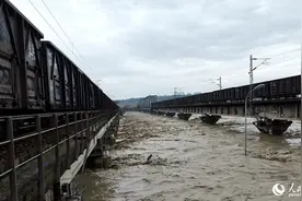 洪水袭击宝成铁路涪江大桥 超8100吨“重车压梁”护桥图片