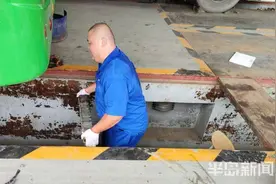 青岛公交修理工：顶着高温检修公交车 身上衣服没干过图片