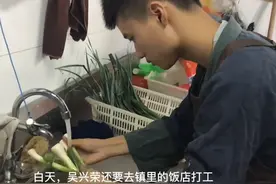 少年餐厅刷盘子时收到浙大通知书，网友点赞：自立自强图片