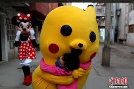 阿根廷全国防疫政策延长 动漫人物上街送“抱抱”图片