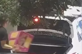 惊喜变惊吓！凌晨给女友庆生放了100响烟花 结果收到了罚单视频封面