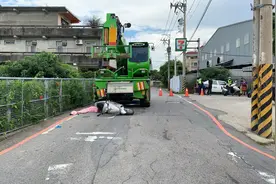 二胎孕妇骑摩托车被无证吊车撞倒 车后2岁女儿当场惨死图片
