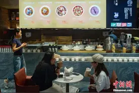 351岁同仁堂不服老！“来杯咖啡？加枸杞的”图片