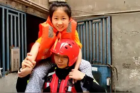 9岁女孩消防叔叔肩上“骑马马”转移直呼不害怕图片