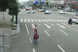 太危险！男子骑车带娃“耍杂技”图片