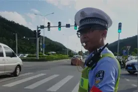 昨晚10岁男童在街头迷路，一陌生男子突然把他抱上车……图片