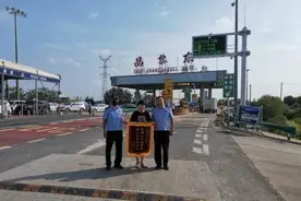 七旬老人推电动车误上高速，秦皇岛执勤民警发现及时救助图片