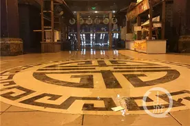 嘉陵江洪水进入洪崖洞景区一楼 断电前一秒商户还在搬东西图片