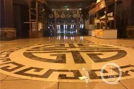 嘉陵江洪水进入洪崖洞景区一楼 断电前一秒商户还在搬东西图片