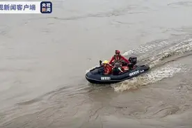 惊险！遇嘉陵江最大洪峰 水上救援队激流中救起4名遇险人员图片