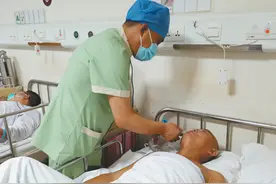 像家人一样照护患者（消费视窗·体验新职业④）图片