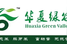 太囧！洗鱼时鱼溜进便池，下手捞…手卡了，鱼跑了图片
