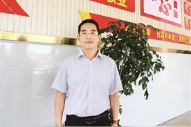 同伴落水，另外俩娃上前施救也溺水 危急时刻，一男子狂奔入水勇救三人图片