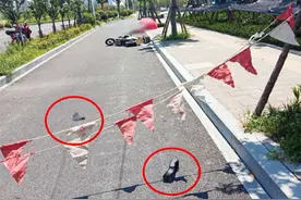 杭州一骑电动车女子被施工警示绳割喉，致气管断裂当场吐血图片