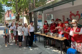 杭州有5位平均年龄68岁的奶奶，每年夏天相约熬煮“奶奶的绿豆汤”图片