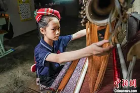 壮锦变“潮”出国门 织娘居家即脱贫图片