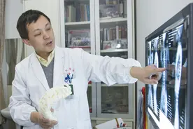 发起青少年脊柱侧弯公益筛查项目，长征医院周许辉获评“上海好医生”图片