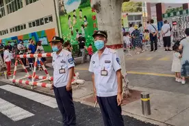 幼儿园开学第一天，郑州巡防员来站爱心岗保驾护航图片