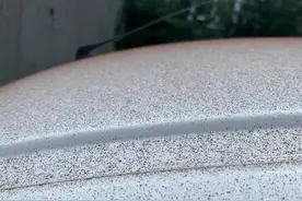 童话场面！工厂通风系统故障，瑞士一座小镇下“巧克力雪”图片