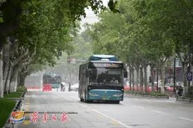 9月起，这些时段，济南这条车道只允许公交车等通行图片