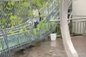 辽宁本溪桓仁虎谷峡景区玻璃栈道发生事故，多名游客受伤被送往医院图片